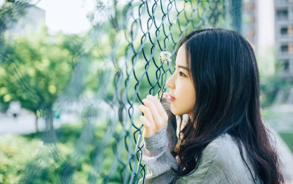整个军营，瞬间安静下来不少。